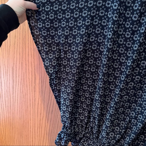 Harlowe & Graham Navy Blue Floral Blouse Size Medium Boho Cold Shoulder Flowy - Picture 6 of 11